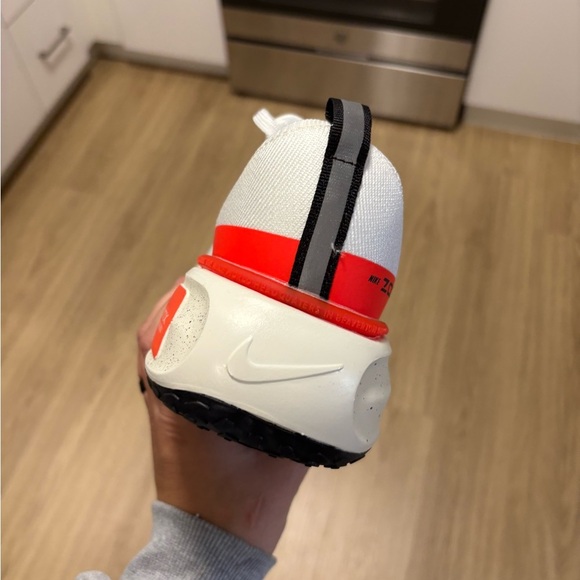Nike zoom invincible white and red running shoes - Picture 3 of 7